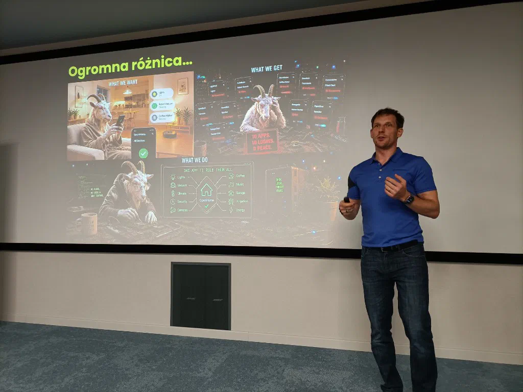 Radoslaw Szulgo presenting vector search at Data Community Trójmiasto in Gdynia